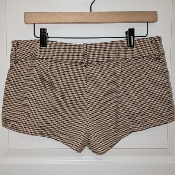 Forever 21 Stylish Tan Houndstooth Women's Shorts - Picture 2 of 4